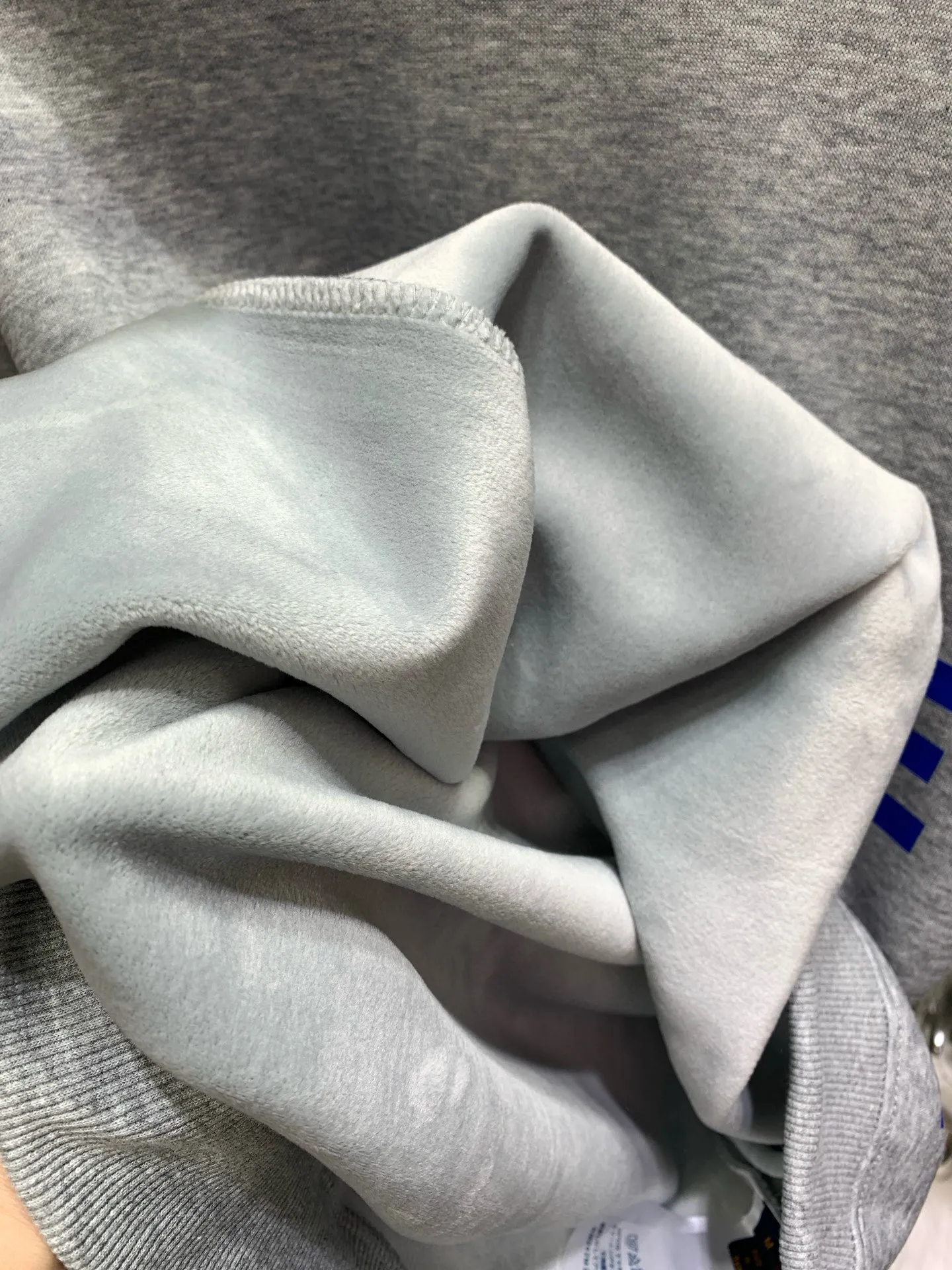 🅿️250 🀄️ Louis Vuitton Louis Vuitton 1*V25SS autumn and winter unisex round neck long-sleeved sweatshirt 400g pure cotton➕silver fox velvet Versatile for commuting Not only does the style need to be simple, but more importantly, its fabric texture can conquer the public and become a hot item. Made of cotton for customers, with a close and skin-friendly touch. Secondly, the stiffness and drape are quite good. Once you get the real thing, you will have an unlimited desire to repurchase it.